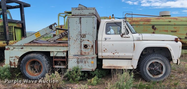 image for item JG9825 1979 Ford F700  utility / service truck