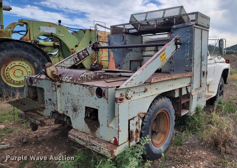 image for item JG9825 1979 Ford F700  utility / service truck