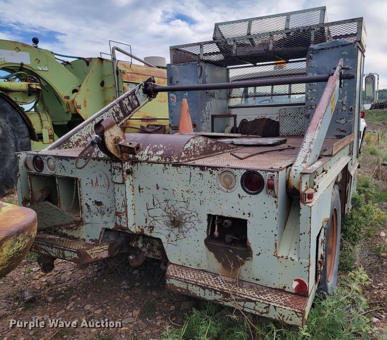 image for item JG9825 1979 Ford F700  utility / service truck