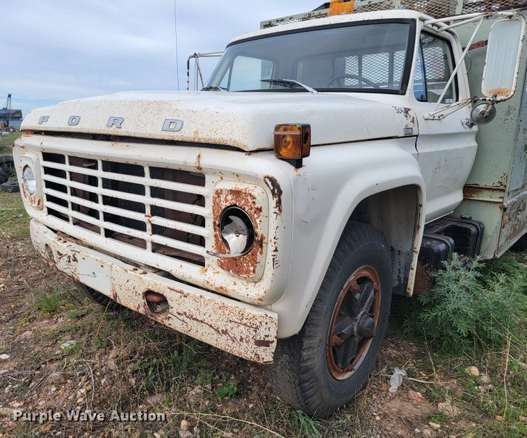 image for item JG9825 1979 Ford F700  utility / service truck