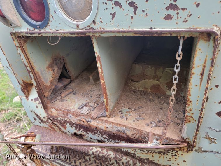 image for item JG9825 1979 Ford F700  utility / service truck