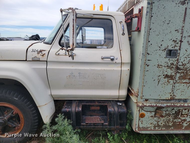 image for item JG9825 1979 Ford F700  utility / service truck