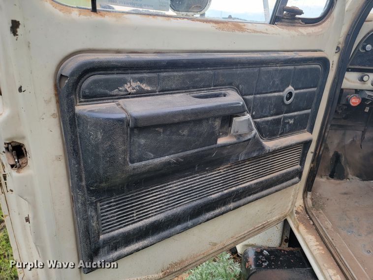 image for item JG9825 1979 Ford F700  utility / service truck