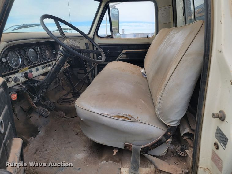 image for item JG9825 1979 Ford F700  utility / service truck