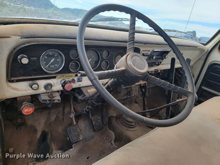 image for item JG9825 1979 Ford F700  utility / service truck