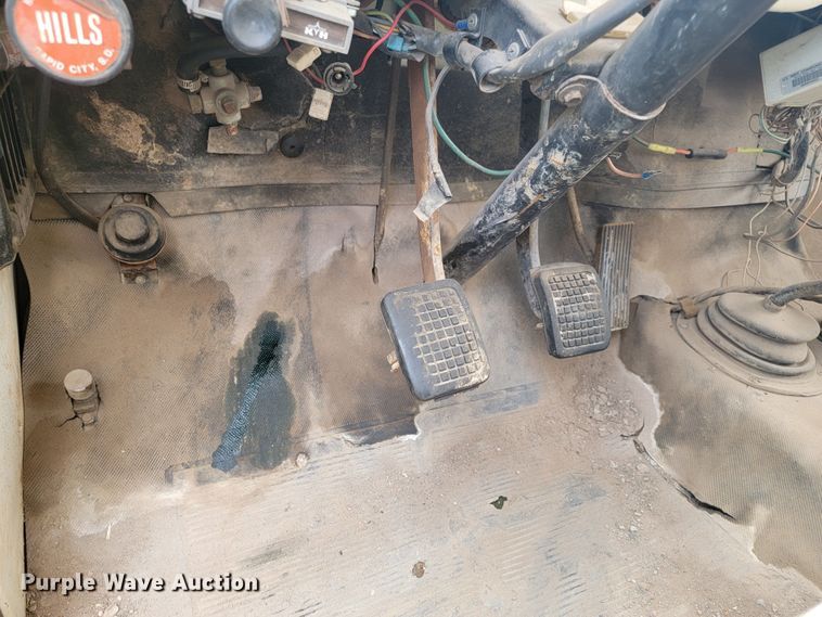 image for item JG9825 1979 Ford F700  utility / service truck