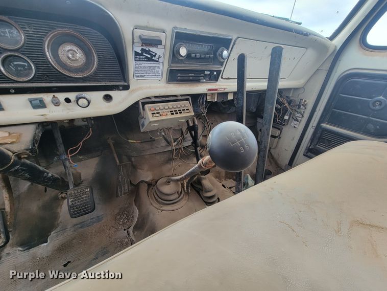 image for item JG9825 1979 Ford F700  utility / service truck