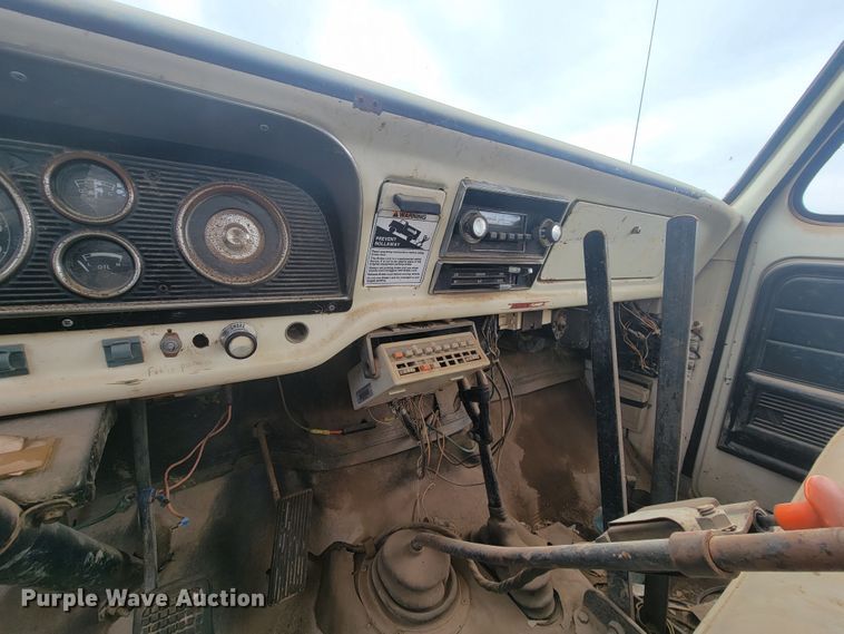 image for item JG9825 1979 Ford F700  utility / service truck