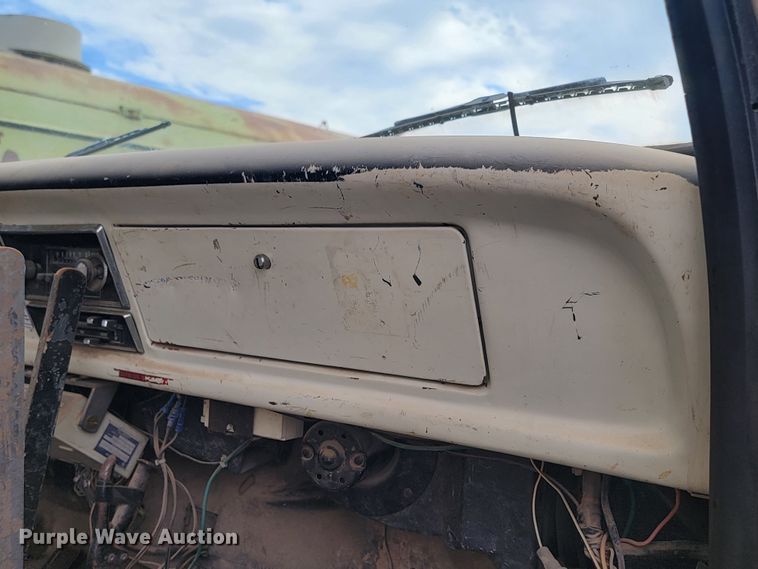 image for item JG9825 1979 Ford F700  utility / service truck