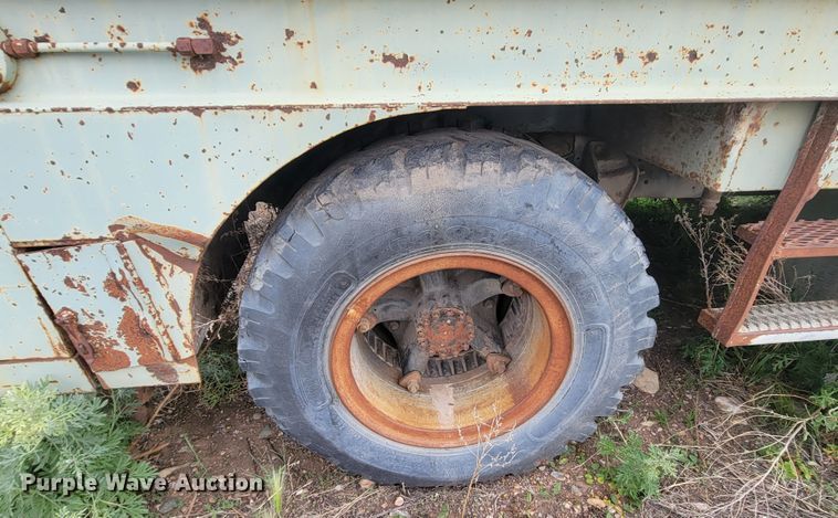 image for item JG9825 1979 Ford F700  utility / service truck