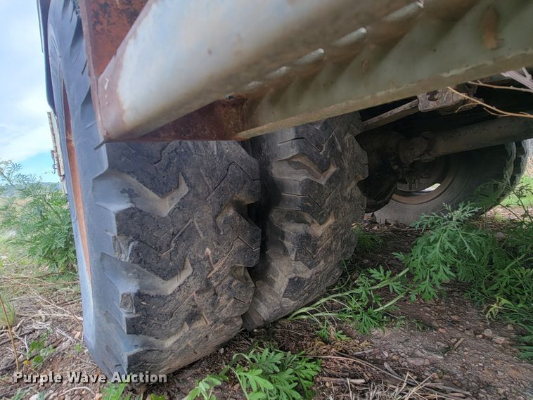 image for item JG9825 1979 Ford F700  utility / service truck