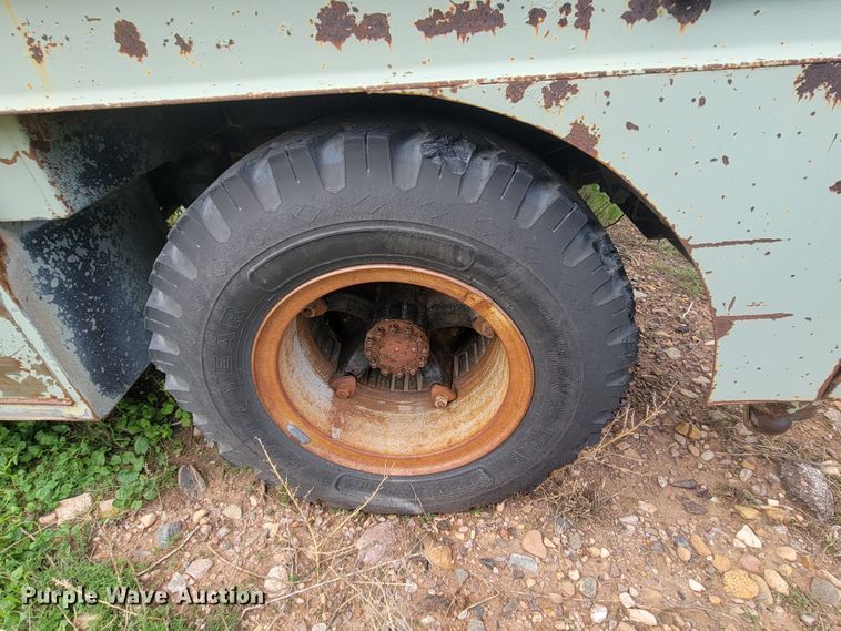 image for item JG9825 1979 Ford F700  utility / service truck