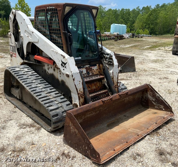 image for item JM9299 2007 Bobcat T300  skid steer loader
