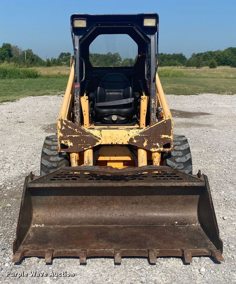 image for item JU9265 2001 Mustang 2042  skid steer loader