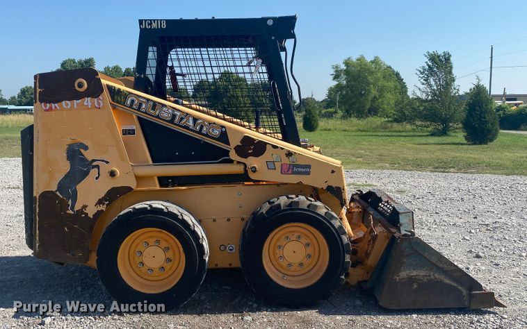 image for item JU9265 2001 Mustang 2042  skid steer loader