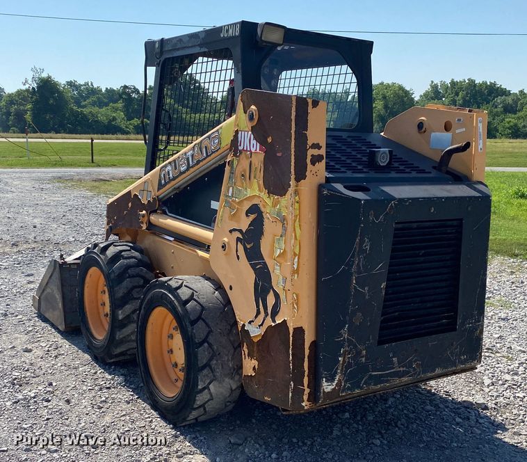 image for item JU9265 2001 Mustang 2042  skid steer loader