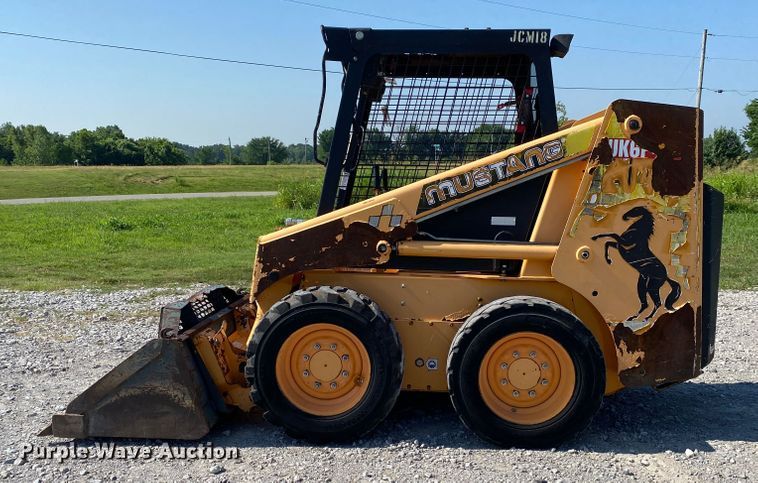 image for item JU9265 2001 Mustang 2042  skid steer loader