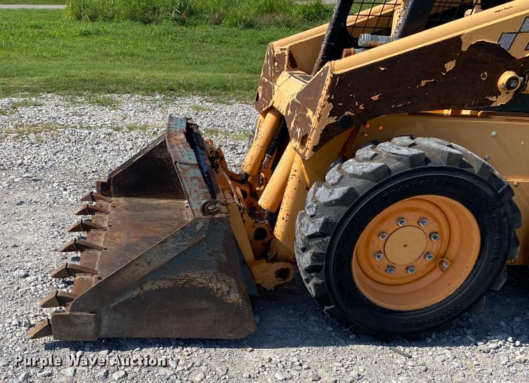 image for item JU9265 2001 Mustang 2042  skid steer loader