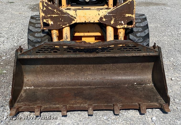 image for item JU9265 2001 Mustang 2042  skid steer loader