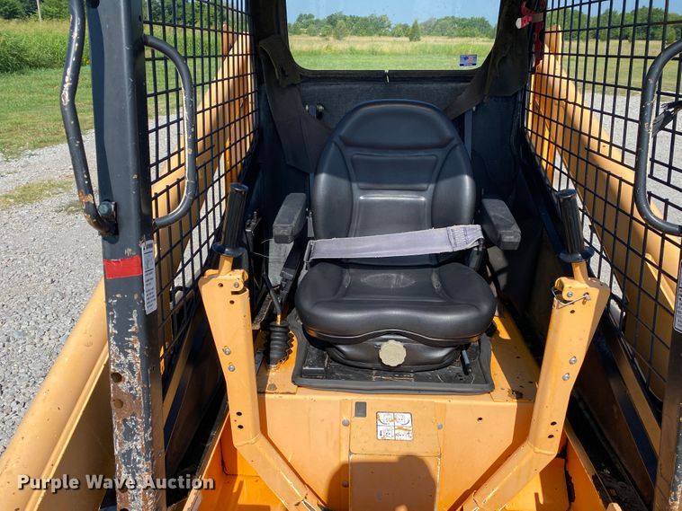 image for item JU9265 2001 Mustang 2042  skid steer loader