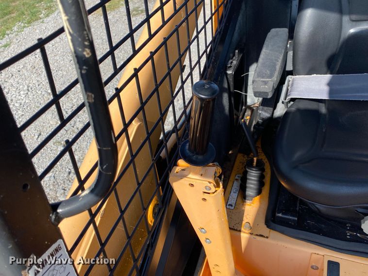 image for item JU9265 2001 Mustang 2042  skid steer loader