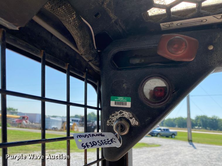 image for item JU9265 2001 Mustang 2042  skid steer loader