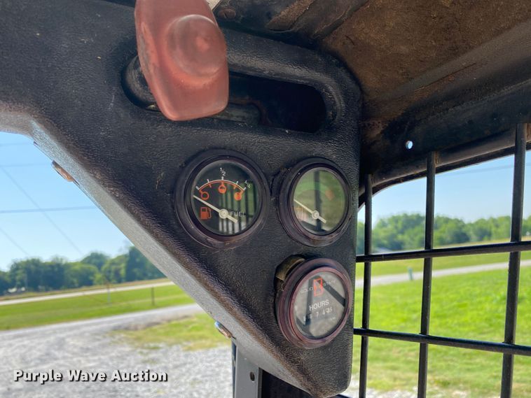 image for item JU9265 2001 Mustang 2042  skid steer loader