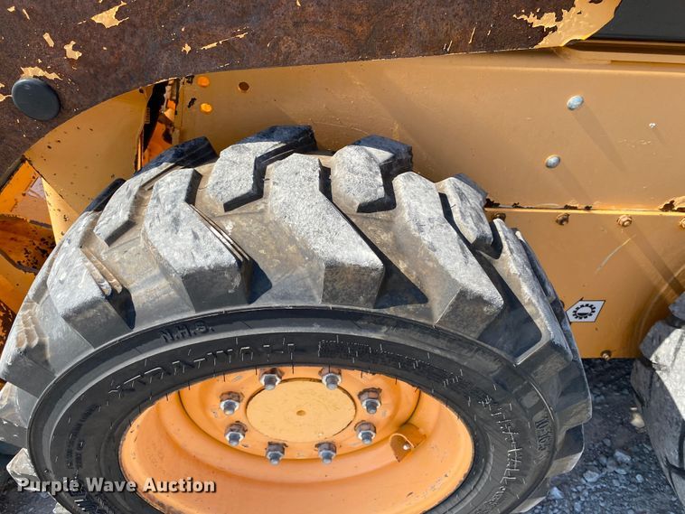 image for item JU9265 2001 Mustang 2042  skid steer loader