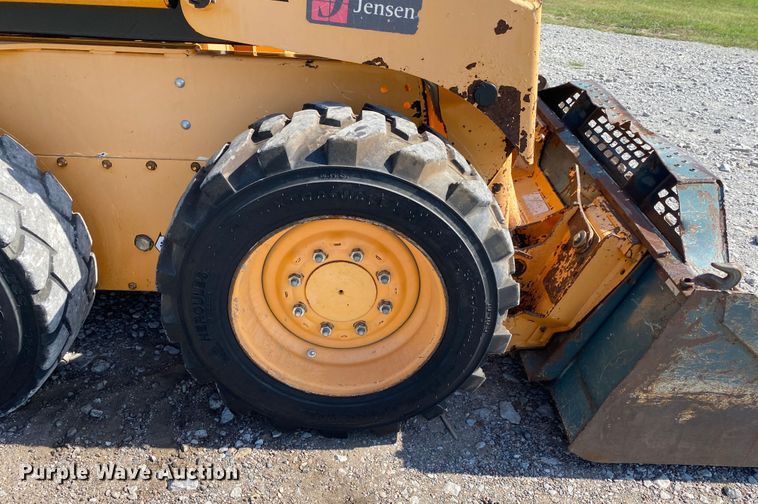 image for item JU9265 2001 Mustang 2042  skid steer loader