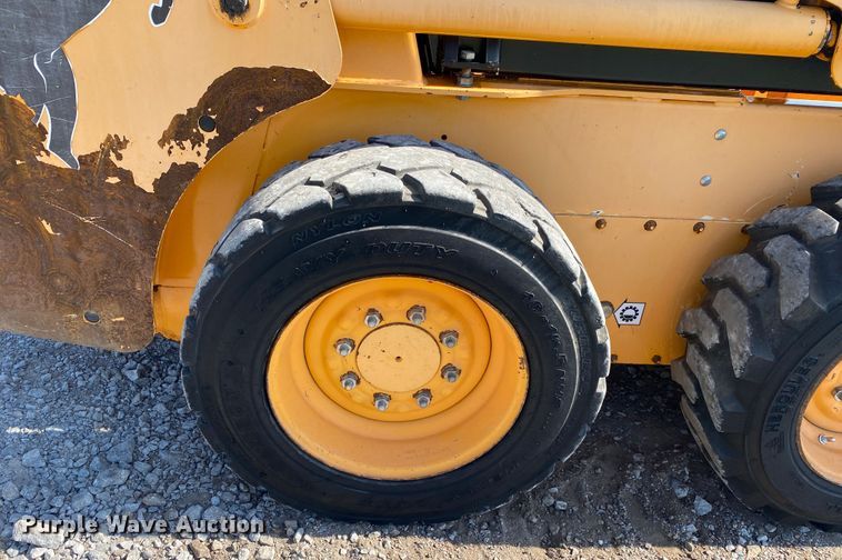 image for item JU9265 2001 Mustang 2042  skid steer loader