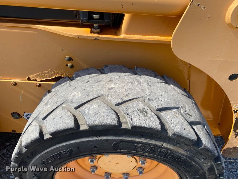 image for item JU9265 2001 Mustang 2042  skid steer loader