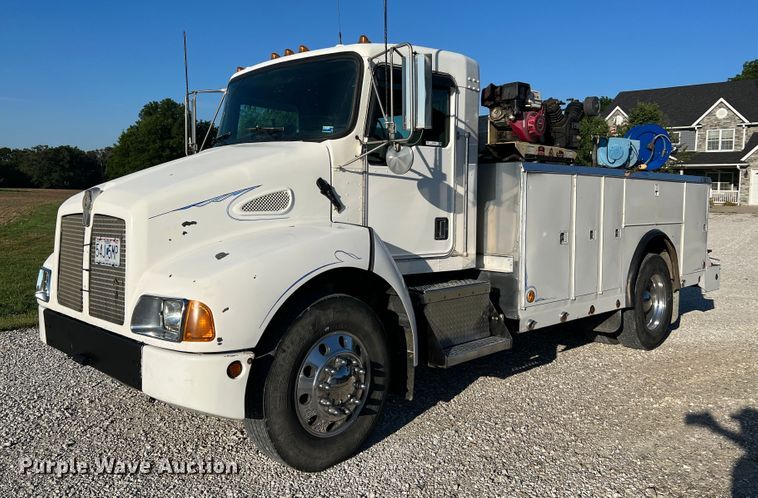 image for item KC9847 1995 Kenworth T300  utility / service truck