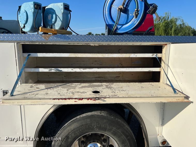 image for item KC9847 1995 Kenworth T300  utility / service truck