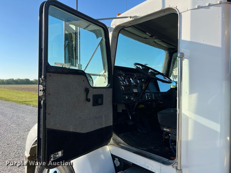 image for item KC9847 1995 Kenworth T300  utility / service truck