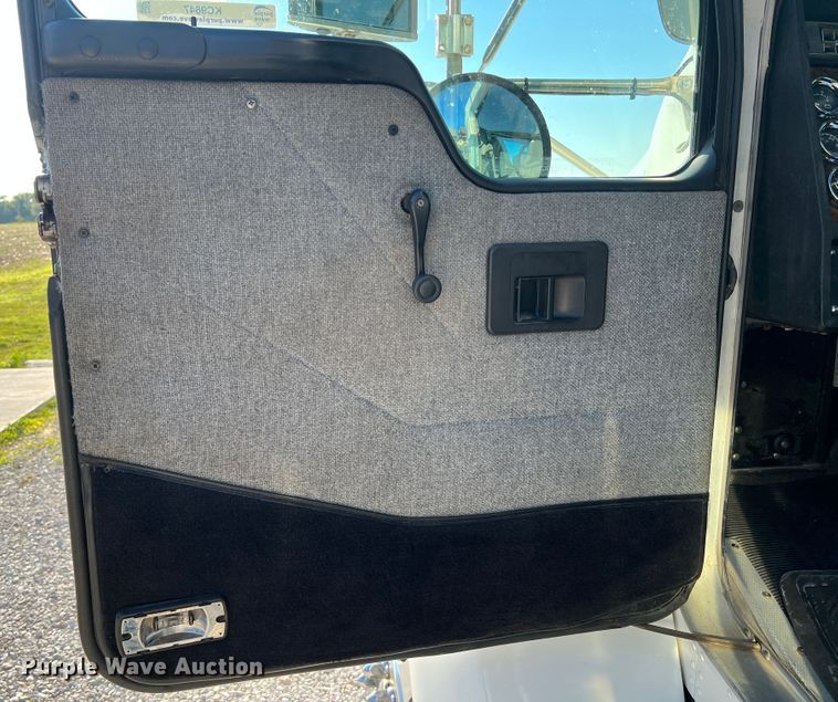 image for item KC9847 1995 Kenworth T300  utility / service truck