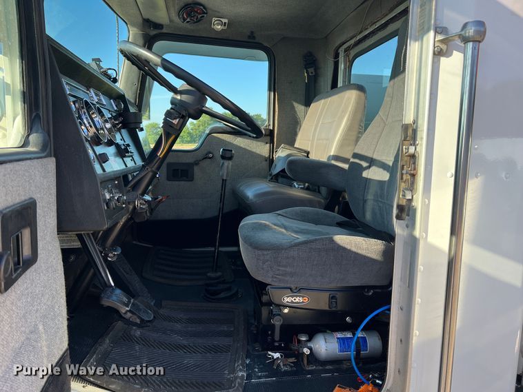 image for item KC9847 1995 Kenworth T300  utility / service truck