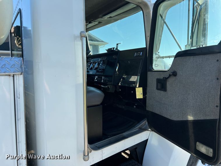 image for item KC9847 1995 Kenworth T300  utility / service truck