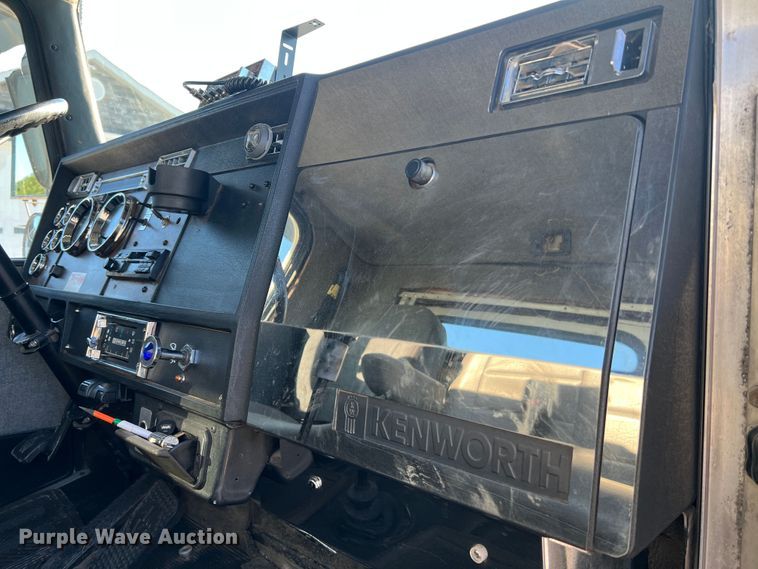 image for item KC9847 1995 Kenworth T300  utility / service truck