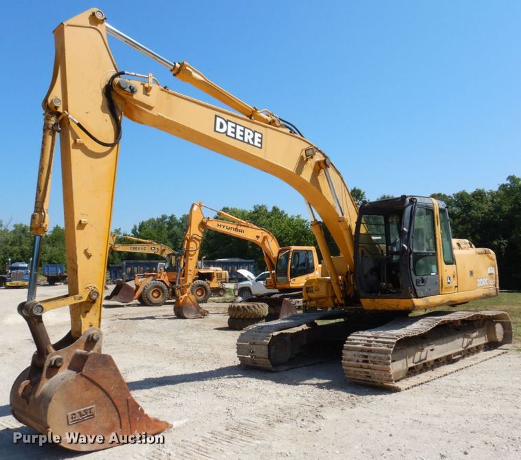 image for item KR9203 2004 John Deere 200C-LC  excavator