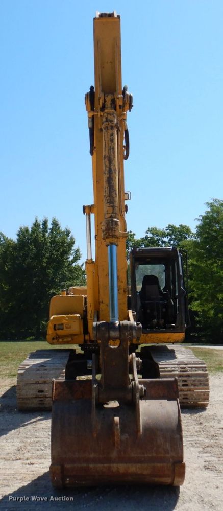 image for item KR9203 2004 John Deere 200C-LC  excavator