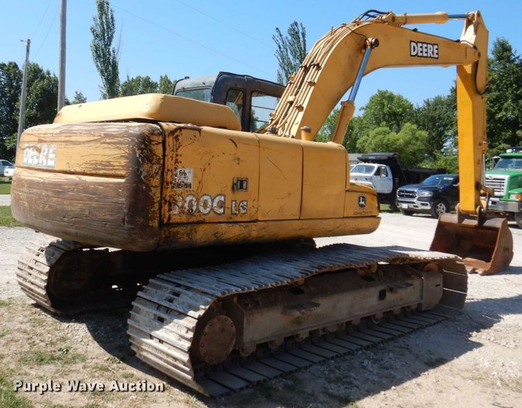 image for item KR9203 2004 John Deere 200C-LC  excavator