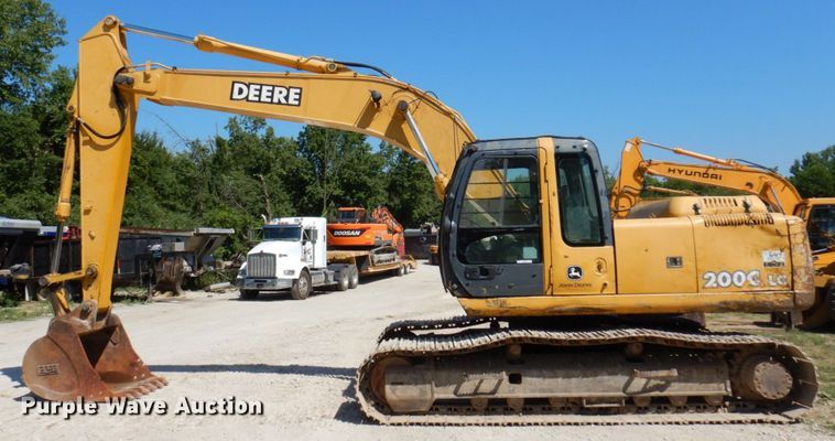 image for item KR9203 2004 John Deere 200C-LC  excavator