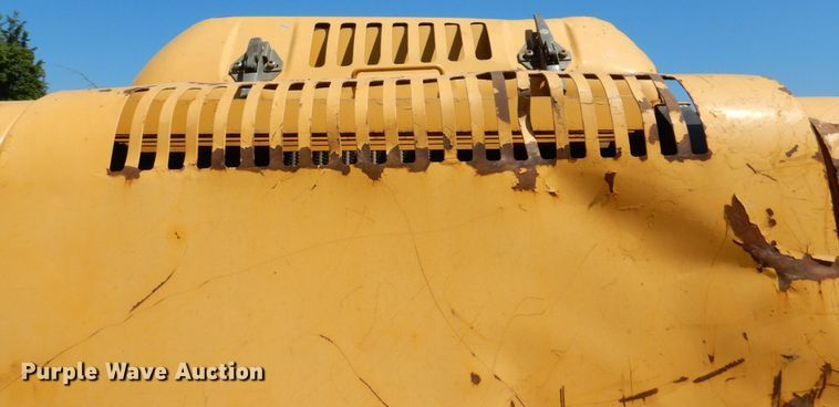 image for item KR9203 2004 John Deere 200C-LC  excavator