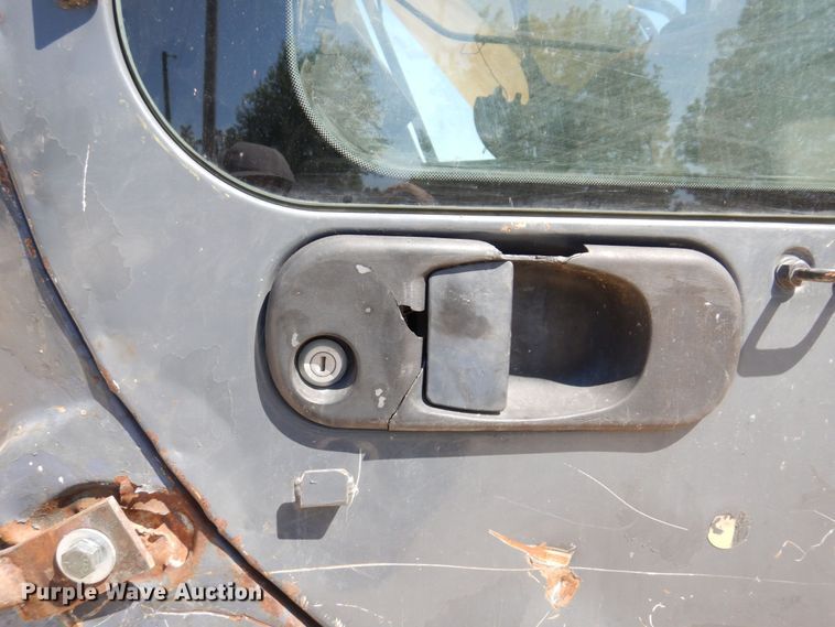 image for item KR9203 2004 John Deere 200C-LC  excavator