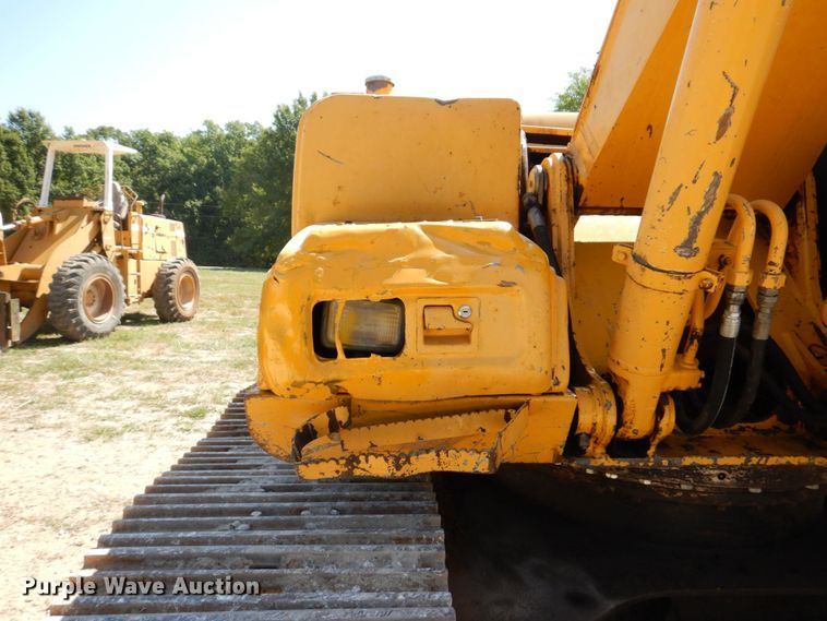 image for item KR9203 2004 John Deere 200C-LC  excavator