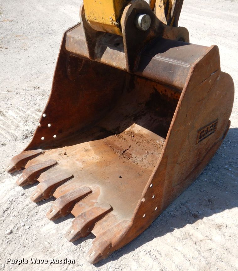 image for item KR9203 2004 John Deere 200C-LC  excavator