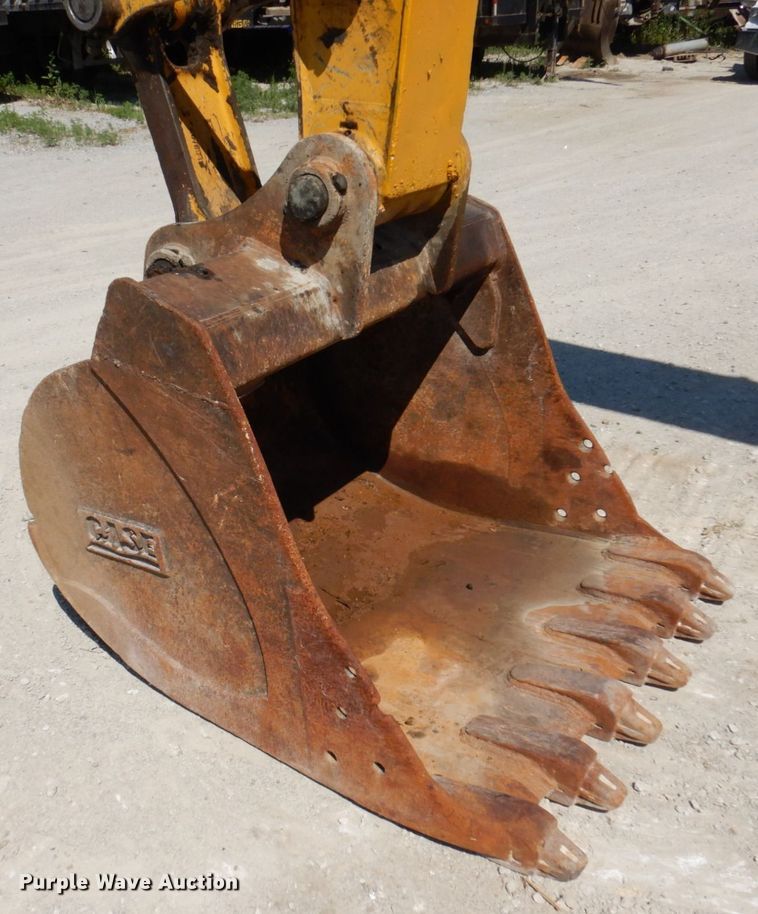 image for item KR9203 2004 John Deere 200C-LC  excavator