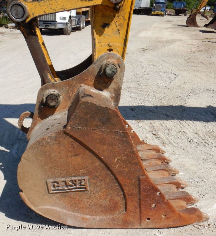 image for item KR9203 2004 John Deere 200C-LC  excavator