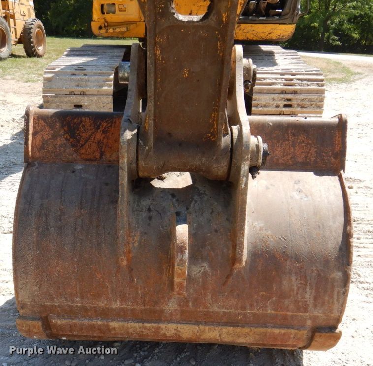 image for item KR9203 2004 John Deere 200C-LC  excavator