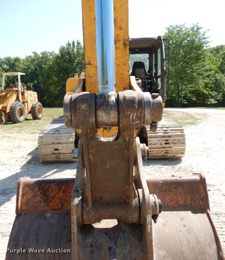 image for item KR9203 2004 John Deere 200C-LC  excavator